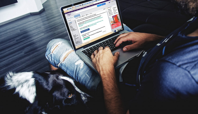 Muž uvěřil podvodnému e-mailu, který vypadal jako oficiální zpráva jeho banky. Přišel o 55 tisíc korun