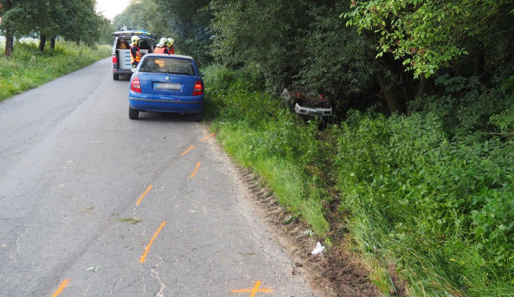 Opilý mladík ve Felicii nezvládl zatáčku a skončil na střeše vedle silnice. O řidičák přišel již v květnu