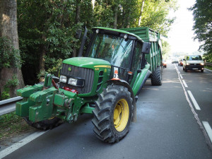Traktor za jízdy ztratil zadní kolo. Poškodil silnici v délce čtyřiceti metrů