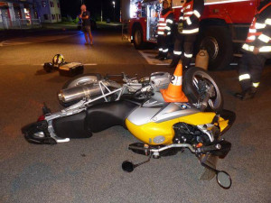 Řidič v křižovatce přehlédl motorkáře a způsobil nehodu. Celková škoda vyjde na 220 tisíc