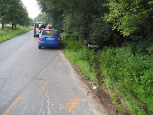 Opilý mladík ve Felicii nezvládl zatáčku a skončil na střeše vedle silnice. O řidičák přišel již v květnu