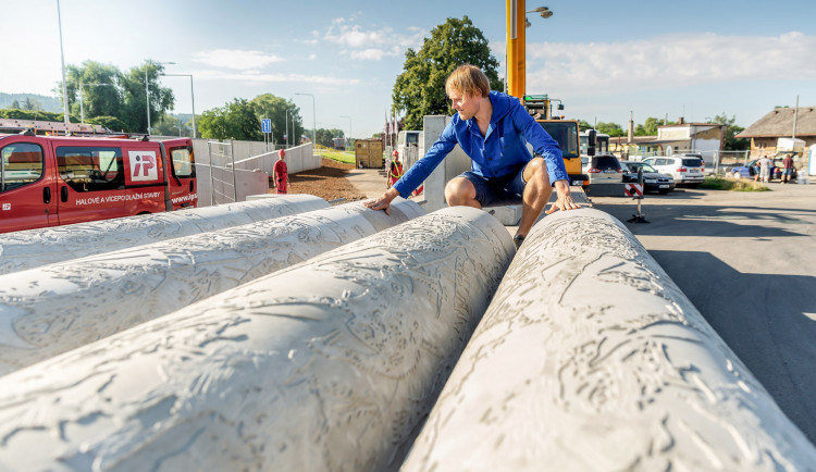 FOTO: Výtvarník se snaží integrovat umění do veřejného prostoru. Jeho betonové plastiky zdobí prostor přednádraží