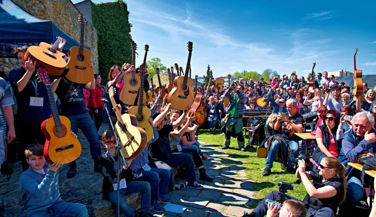 Hudebníci se pokusí pokořit rekord v počtu kytaristů hrajících na jednom místě. Součástí akce bude festival Blues nad Bečvou