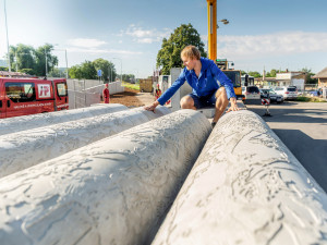 FOTO: Výtvarník se snaží integrovat umění do veřejného prostoru. Jeho betonové plastiky zdobí prostor přednádraží