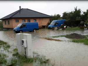 Českem se prohnaly silné bouřky. Hasiči evidují padesát výjezdů