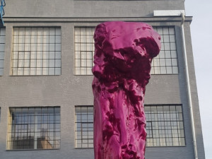 FOTO: Olomouc má nový sochařský přírůstek. Obří růžový jazyk znázorňuje chuť na sladké