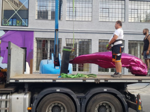 FOTO: Olomouc má nový sochařský přírůstek. Obří růžový jazyk znázorňuje chuť na sladké