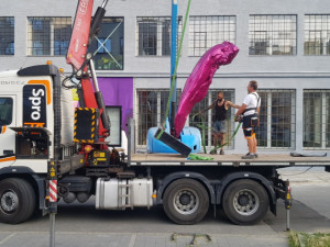 FOTO: Olomouc má nový sochařský přírůstek. Obří růžový jazyk znázorňuje chuť na sladké