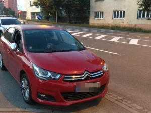 Chtěl odvézt opilého kamaráda domů. Přitom si popletl pedály