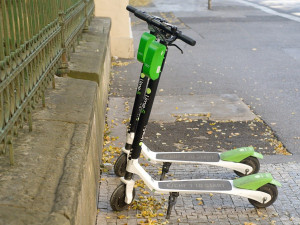 Dva cyklisty s kradenou elektrokoloběžkou dopadl známý okradeného majitele