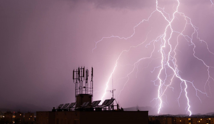 AKTUÁLNĚ: Na Olomoucký kraj se ženou silné bouřky, zasáhnou především Jesenicko