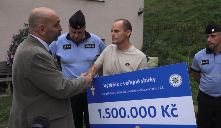 Na pomoc rodině policisty z Šumvaldu věnovali lidé z celé ČR 1,5 milionu korun