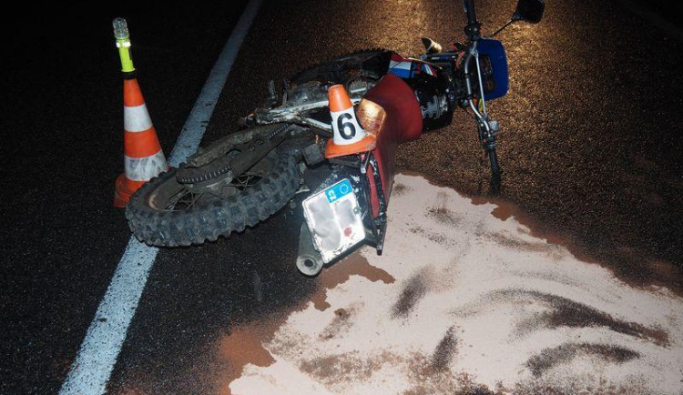 Opilý motorkář boural do svodidel. Přišel o necelých třicet tisíc a registrační značku