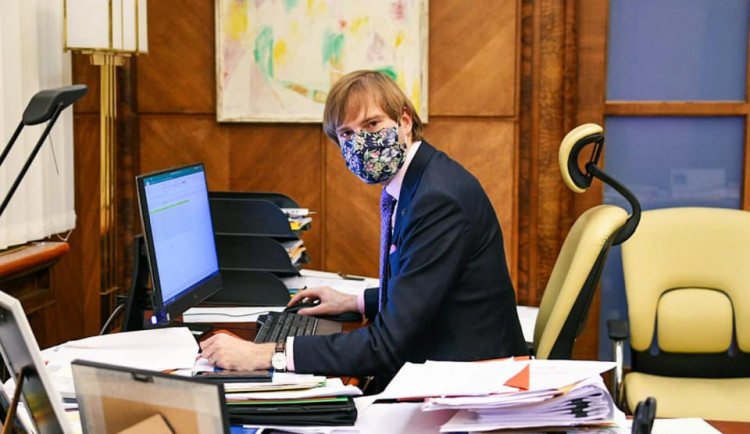 Roušky od září povinně také v kadeřnictvích, restauracích nebo u voleb, oznámil ministr Vojtěch