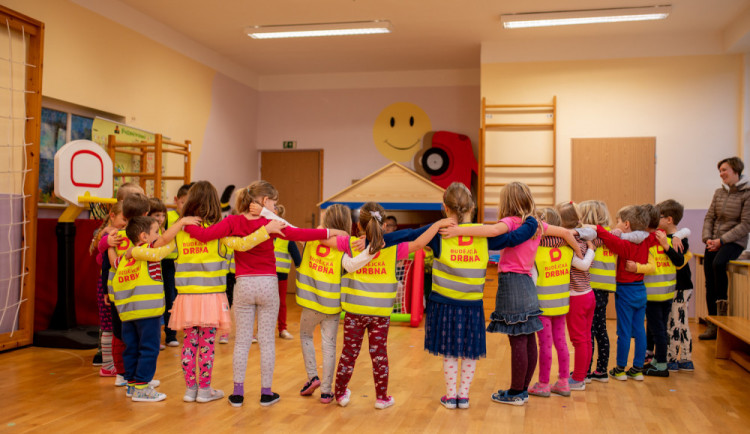 Ve speciálních a mateřských školách nebude povinné nosit roušku, řekl ministr školství Plaga