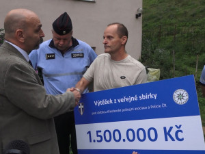 Na pomoc rodině policisty z Šumvaldu věnovali lidé z celé ČR 1,5 milionu korun