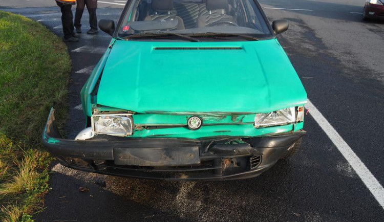 Senior způsobil vážnou dopravní nehodu, na křižovatce nedal přednost projíždějícímu autu