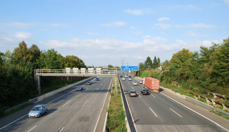 Elektronické dálniční známky bude distribuovat Česká pošta ve spolupráci s Čeprem