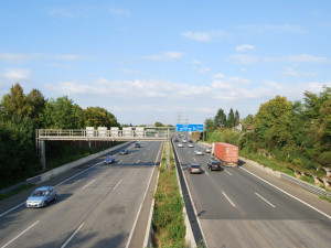 Elektronické dálniční známky bude distribuovat Česká pošta ve spolupráci s Čeprem