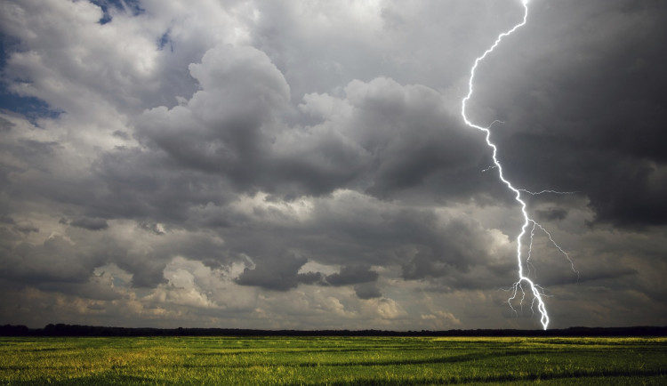 V noci na neděli zasáhnou Moravu silné bouřky s přívalovými dešti a krupobitím