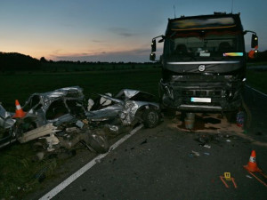 Řidič BMW na místě zemřel po srážce s nákladním vozidlem. V rychlosti nezvládl projet zatáčku