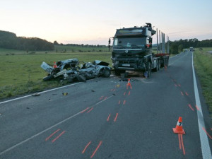 Řidič BMW na místě zemřel po srážce s nákladním vozidlem. V rychlosti nezvládl projet zatáčku