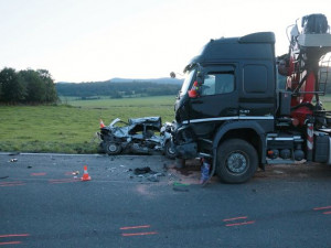 Řidič BMW na místě zemřel po srážce s nákladním vozidlem. V rychlosti nezvládl projet zatáčku