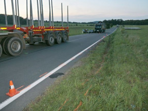 Řidič BMW na místě zemřel po srážce s nákladním vozidlem. V rychlosti nezvládl projet zatáčku