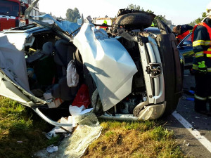 V pátek ráno nehoda zablokovala silnici u Samotíšek. Jednoho z řidičů museli hasiči vyprošťovat