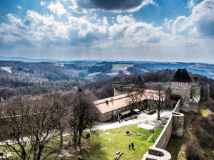 Plošina na opraveném paláci hradu Helfštýn nabízí nevšední výhledy do údolí Moravské brány