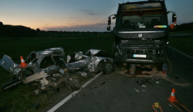 Řidič BMW na místě zemřel po srážce s nákladním vozidlem. V rychlosti nezvládl projet zatáčku