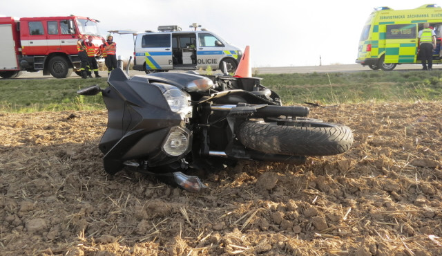 FOTO: Žena havarovala na motorce se spolujezdcem. Oba skončili v nemocnici