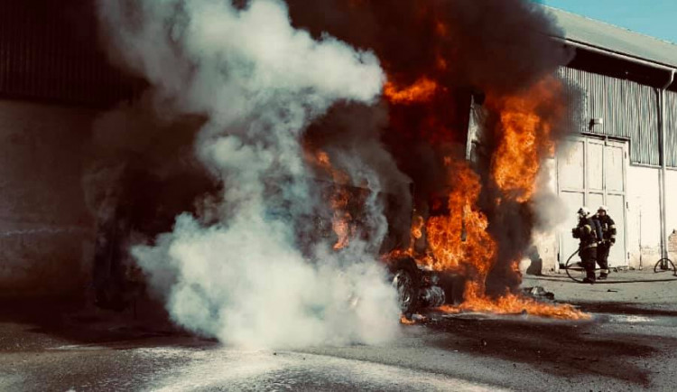 V družstvu v Nákle dopoledne shořel kamion. Škoda se vyšplhala na téměř milion korun