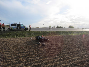 FOTO: Žena havarovala na motorce se spolujezdcem. Oba skončili v nemocnici