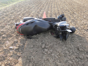 FOTO: Žena havarovala na motorce se spolujezdcem. Oba skončili v nemocnici