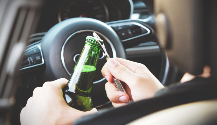 Řidič nadýchal 1,5 promile alkoholu v dechu. Hrozí mu rok vězení