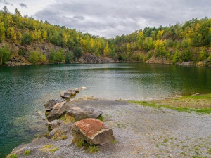 Pozor na zloděje u lomu Výkleky. Během tří dnů ukradli několik tisíc i rozbili auto