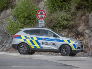 Policie pátrá po řidiči stříbrného auta, který večer srazil chodce na silnici a z místa ujel