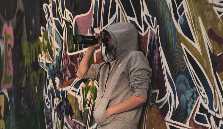 Opilci napadli hasiče při výjezdu, poté vyhrožovali policistům napadením rodin. Oba pak vyjádřili lítost