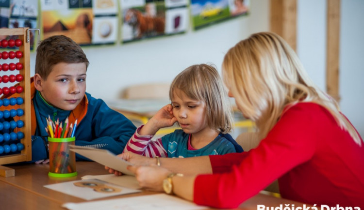 Přes růst mezd učitelé stále berou méně než stejně vzdělaní lidé