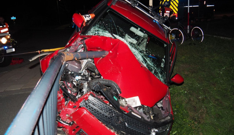 FOTO: Dvě havárie během dne kvůli únavě. Jedna řidička byla lehce zraněna