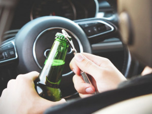 Muž vyhodil za jízdy pivní láhev a rozbil sklo na jiném autě