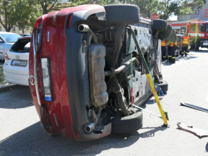 FOTO: 3,5 promile? Opilá žena způsobila nehodu čtyř aut, pak se převrátila na bok