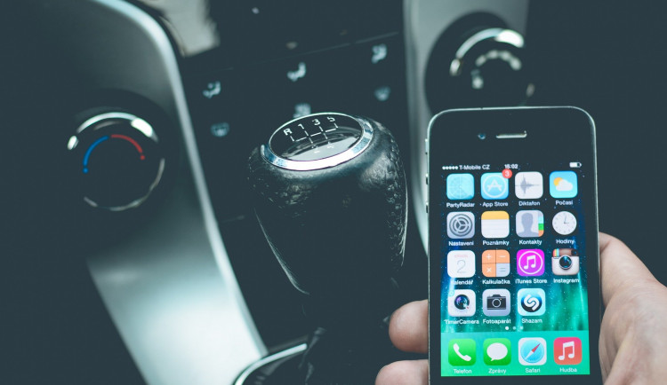 Průzkum: S mobilem za volantem. Řidiči stále častěji hrají za jízdy hry na telefonu