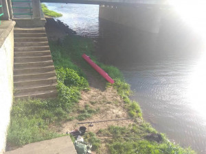 Místo ryby ulovil neposlušného kajakáře. Jezdil v místě, kde měl rybář nahozeno