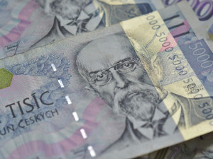 Senioři by v prosinci měli dostat dávku 5000 korun. Státní kasu to vyjde na 15 miliard