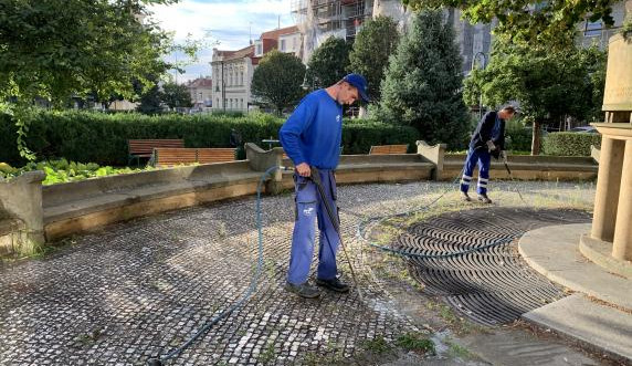 Místo chemie horká voda, Prostějov jde na likvidaci plevele ekologicky