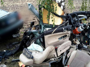 FOTO: Auto na padrť, řidič jako zázrakem přežil