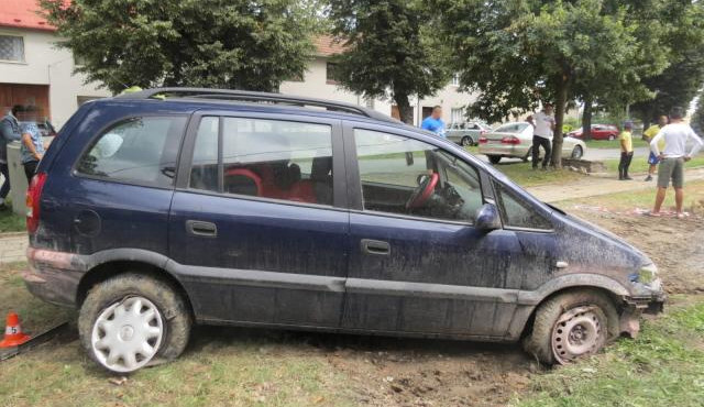 FOTO: Nezletilý si bez dovolení vzal auto od příbuzného, daleko však nedojel