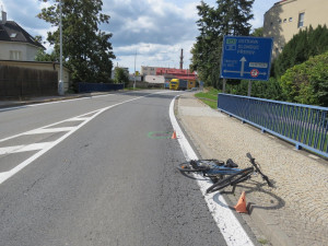 Řidič bílé dodávky srazil při předjíždění cyklistku na elektrokole a z místa nehody ujel. Pátrá po něm policie
